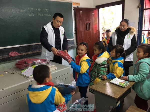 巴渝公益联合绿叶义工向潼南 7 所小学赠送学生书包 700 个