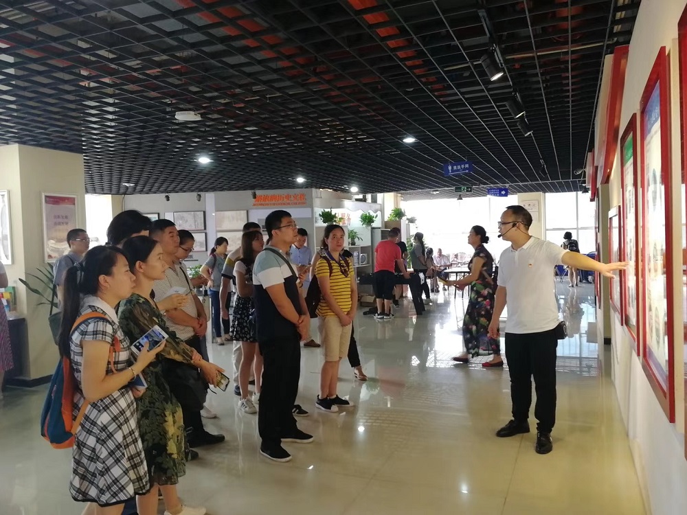 柳州市城中区 2018 年机关党务干部能力提升专题培训班到国贸中心调研