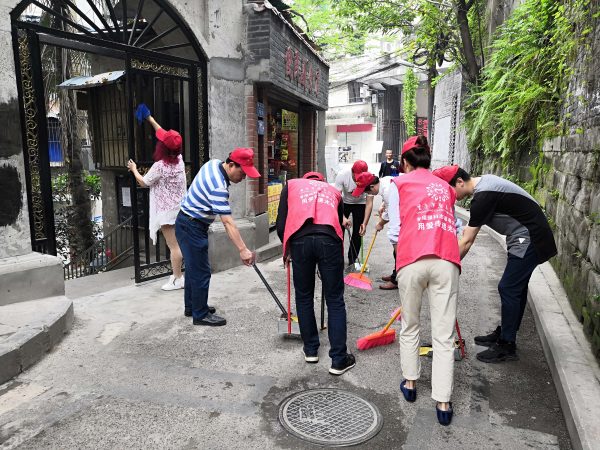 国贸中心党群服务中心志愿者走进社区开展“流动小红帽志愿暖人心”活动