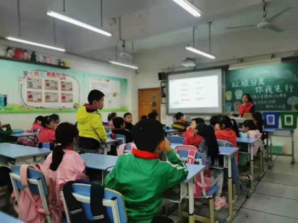 巴渝公益志愿者走进中华路小学开展垃圾分类小课堂