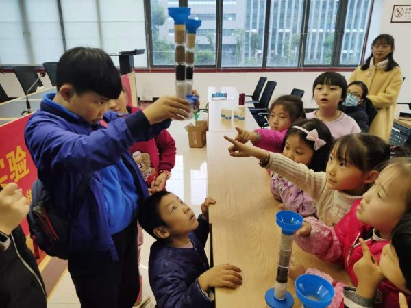 【重庆日报】志愿者将自然亲水教育小课堂送进社区