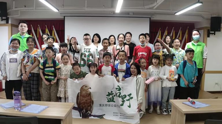 【中国环境报】重庆 21 组亲子家庭共读《守护长江鲟》绘本